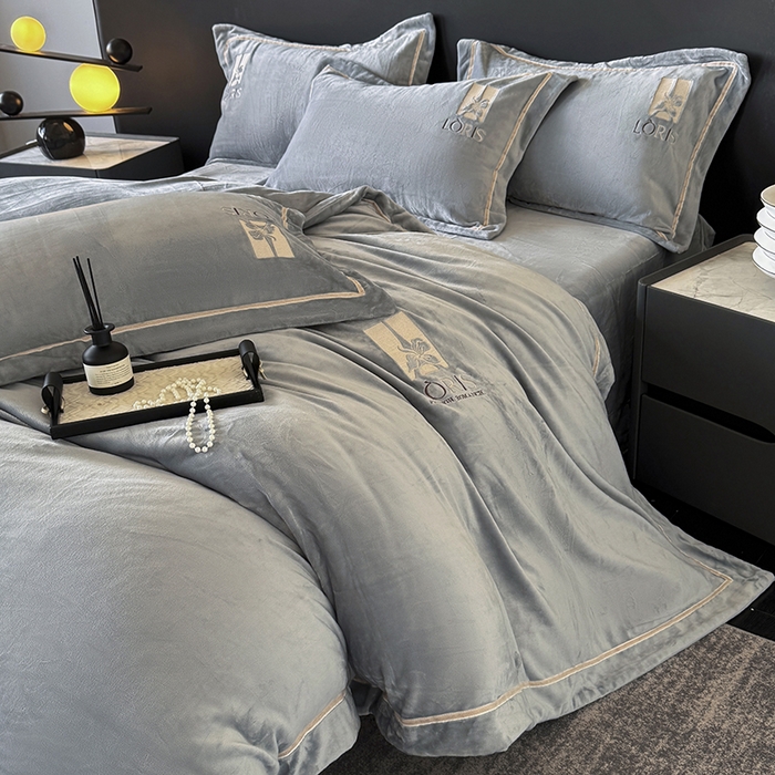 91家纺网 家纺一手货源 找家纺 宅家居 2025新款秋冬轻奢小香风刺绣全消光A类高克重牛奶绒四件套-艾菲尔 艾菲尔-深灰