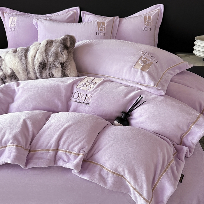 91家纺网 家纺一手货源 找家纺 宅家居 2025新款秋冬轻奢小香风刺绣全消光A类高克重牛奶绒四件套-艾菲尔 艾菲尔-浅紫