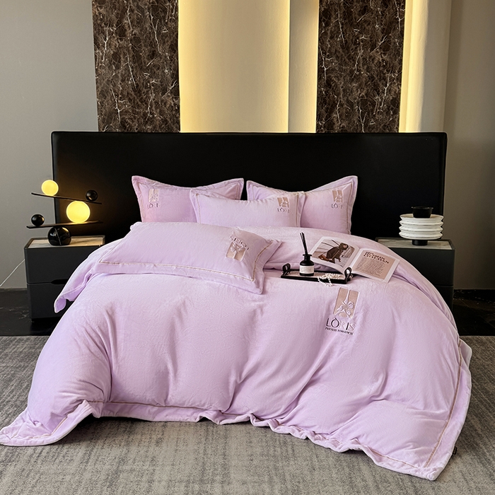 91家纺网 家纺一手货源 找家纺 宅家居 2025新款秋冬轻奢小香风刺绣全消光A类高克重牛奶绒四件套-艾菲尔 艾菲尔-浅紫