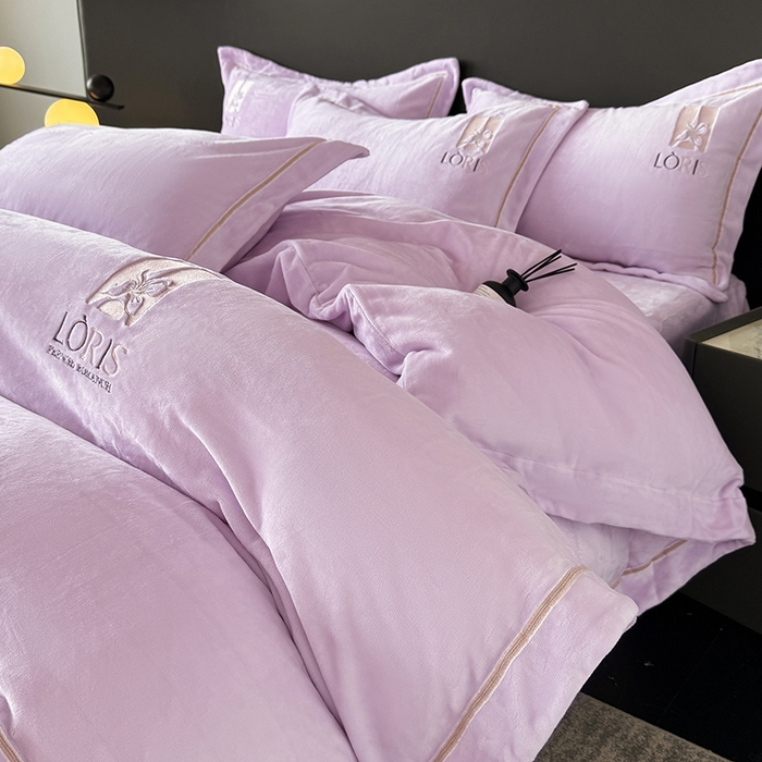 91家纺网 家纺一手货源 找家纺 宅家居 2025新款秋冬轻奢小香风刺绣全消光A类高克重牛奶绒四件套-艾菲尔 艾菲尔-浅紫