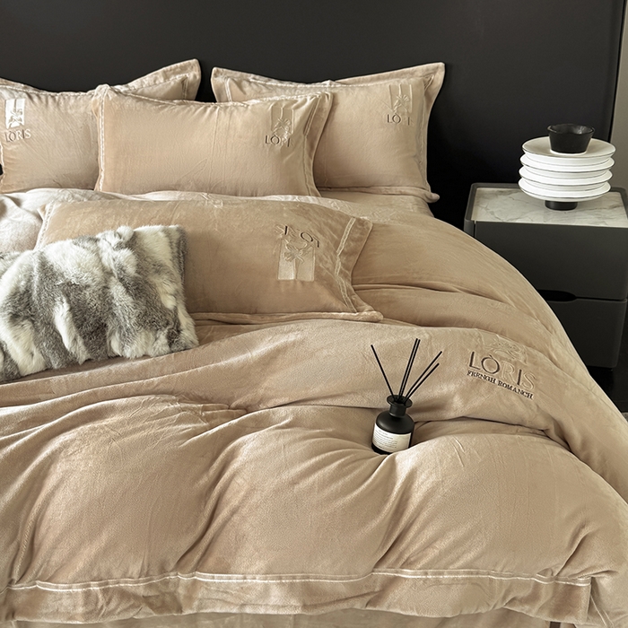 91家纺网 家纺一手货源 找家纺 宅家居 2025新款秋冬轻奢小香风刺绣全消光A类高克重牛奶绒四件套-艾菲尔 艾菲尔-卡其