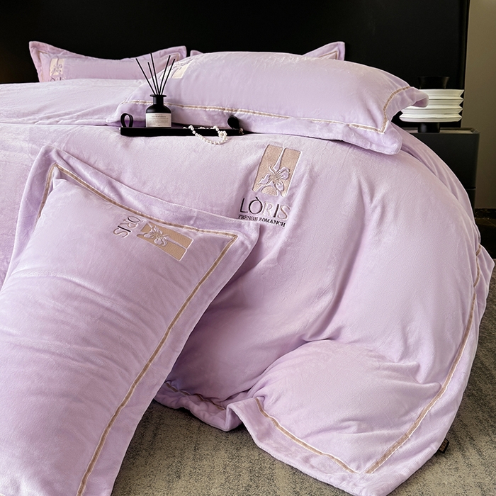 91家纺网 家纺一手货源 找家纺 宅家居 2025新款秋冬轻奢小香风刺绣全消光A类高克重牛奶绒四件套-艾菲尔 艾菲尔-浅紫