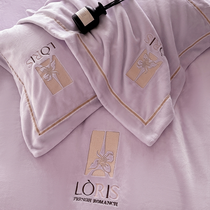 91家纺网 家纺一手货源 找家纺 宅家居 2025新款秋冬轻奢小香风刺绣全消光A类高克重牛奶绒四件套-艾菲尔 艾菲尔-浅紫