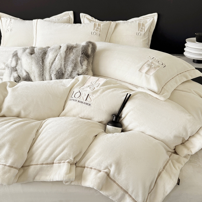 91家纺网 家纺一手货源 找家纺 宅家居 2025新款秋冬轻奢小香风刺绣全消光A类高克重牛奶绒四件套-艾菲尔 艾菲尔-奶白