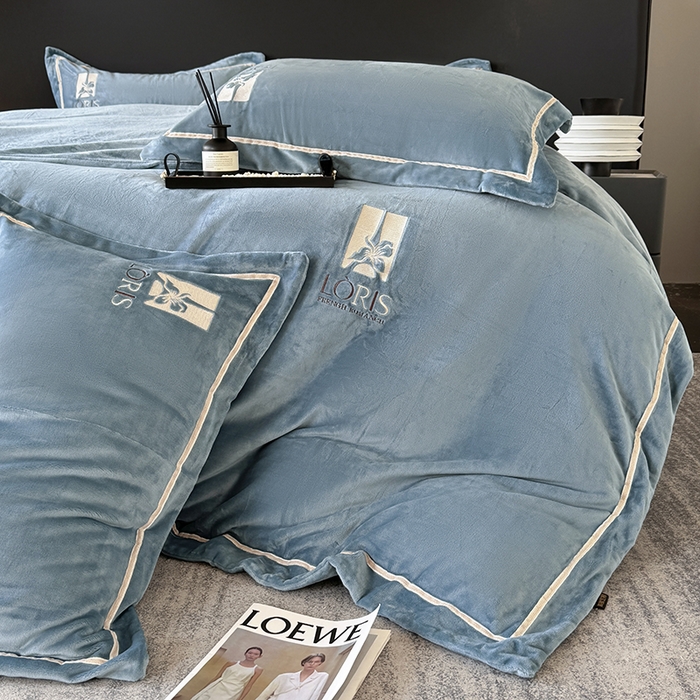 91家纺网 家纺一手货源 找家纺 宅家居 2025新款秋冬轻奢小香风刺绣全消光A类高克重牛奶绒四件套-艾菲尔 艾菲尔-雾蓝