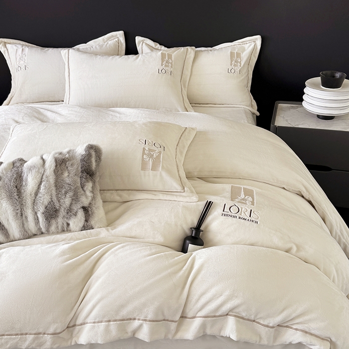 91家纺网 家纺一手货源 找家纺 宅家居 2025新款秋冬轻奢小香风刺绣全消光A类高克重牛奶绒四件套-艾菲尔 艾菲尔-奶白