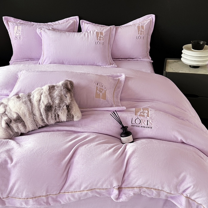 91家纺网 家纺一手货源 找家纺 宅家居 2025新款秋冬轻奢小香风刺绣全消光A类高克重牛奶绒四件套-艾菲尔 艾菲尔-浅紫