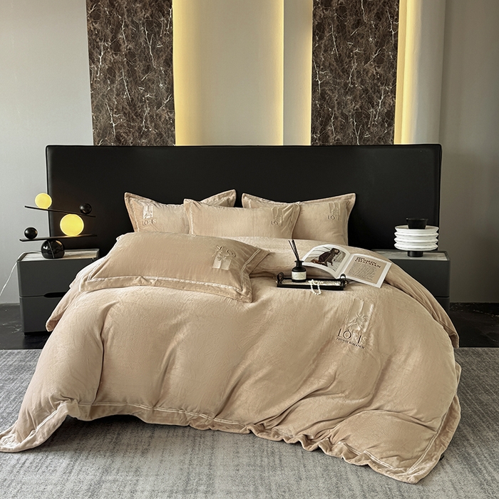 91家纺网 家纺一手货源 找家纺 宅家居 2025新款秋冬轻奢小香风刺绣全消光A类高克重牛奶绒四件套-艾菲尔 艾菲尔-卡其