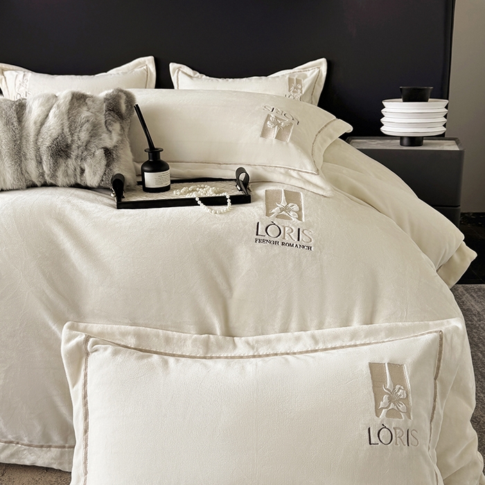 91家纺网 家纺一手货源 找家纺 宅家居 2025新款秋冬轻奢小香风刺绣全消光A类高克重牛奶绒四件套-艾菲尔 艾菲尔-奶白