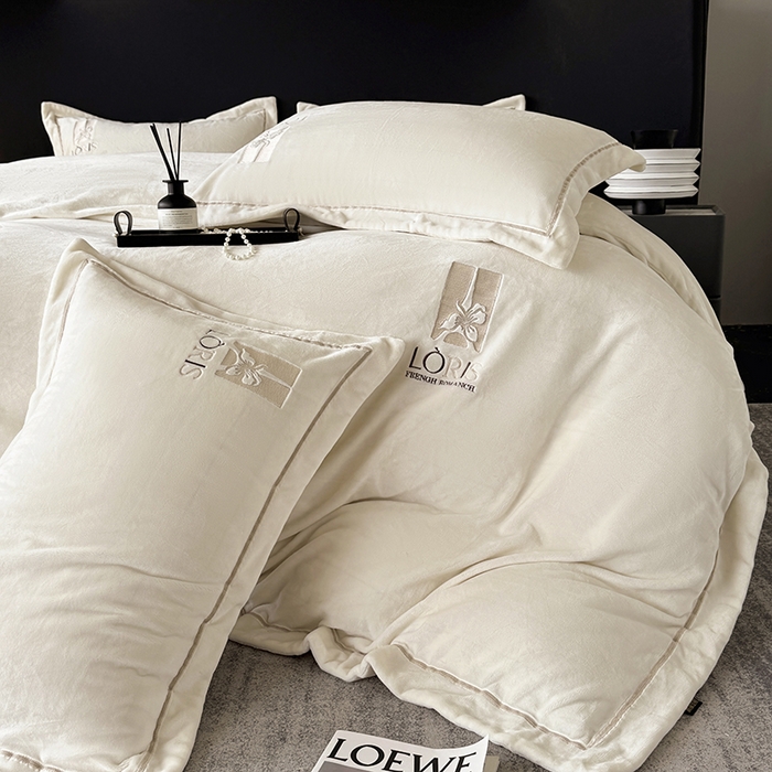 91家纺网 家纺一手货源 找家纺 宅家居 2025新款秋冬轻奢小香风刺绣全消光A类高克重牛奶绒四件套-艾菲尔 艾菲尔-奶白