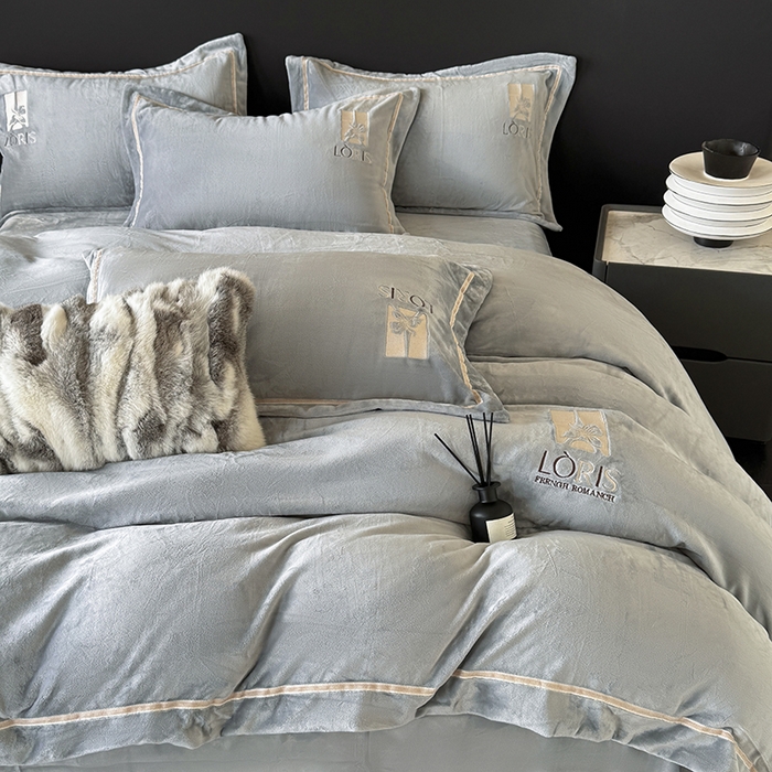 91家纺网 家纺一手货源 找家纺 宅家居 2025新款秋冬轻奢小香风刺绣全消光A类高克重牛奶绒四件套-艾菲尔 艾菲尔-深灰