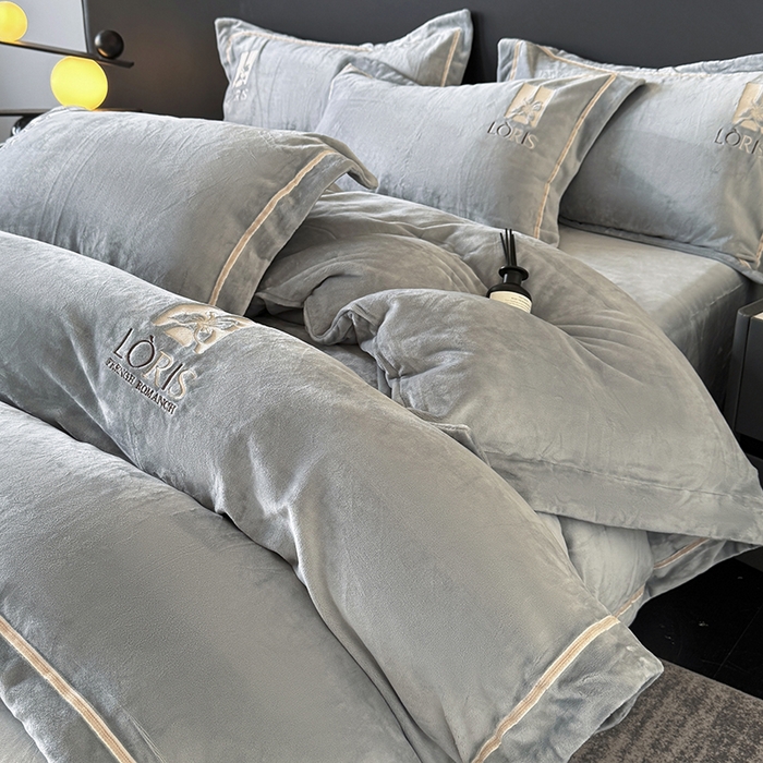 91家纺网 家纺一手货源 找家纺 宅家居 2025新款秋冬轻奢小香风刺绣全消光A类高克重牛奶绒四件套-艾菲尔 艾菲尔-深灰