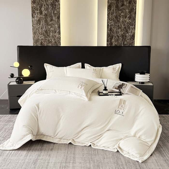 91家纺网 家纺一手货源 找家纺 宅家居 2025新款秋冬轻奢小香风刺绣全消光A类高克重牛奶绒四件套-艾菲尔 艾菲尔-奶白