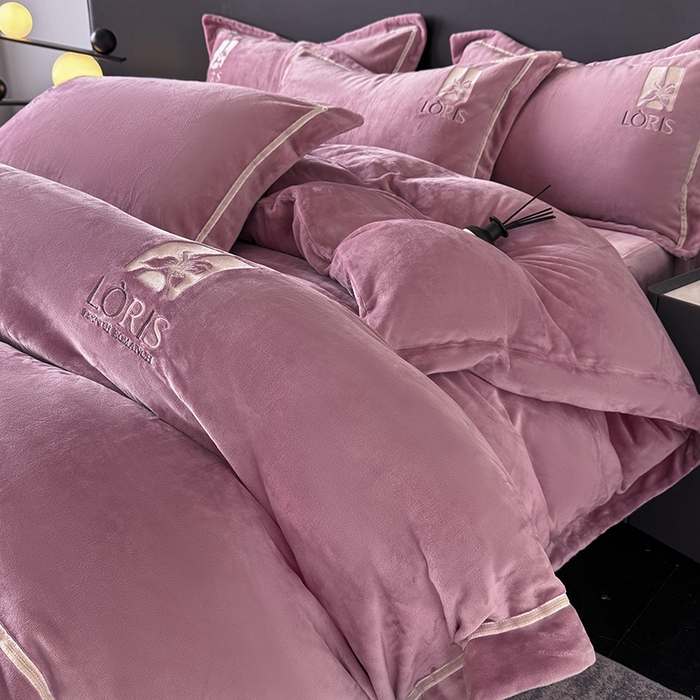 91家纺网 家纺一手货源 找家纺 宅家居 2025新款秋冬轻奢小香风刺绣全消光A类高克重牛奶绒四件套-艾菲尔 艾菲尔-豆沙