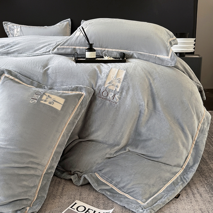91家纺网 家纺一手货源 找家纺 宅家居 2025新款秋冬轻奢小香风刺绣全消光A类高克重牛奶绒四件套-艾菲尔 艾菲尔-深灰
