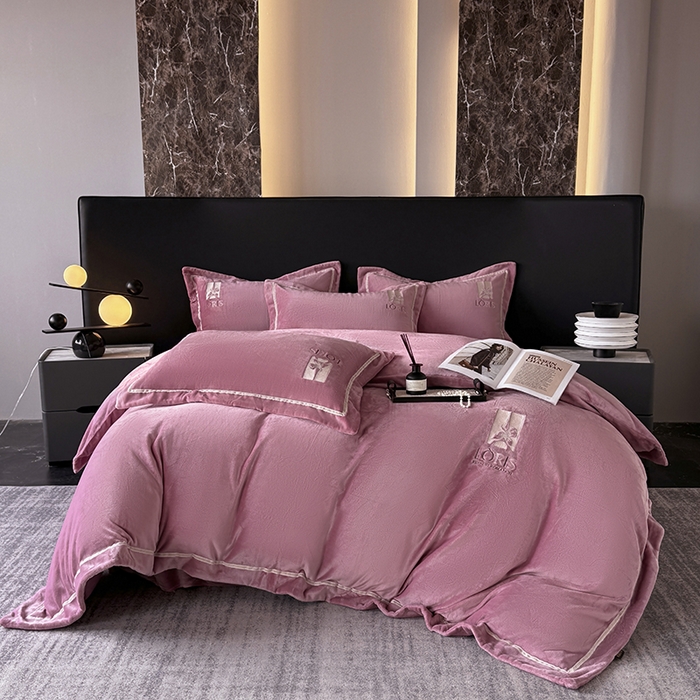 91家纺网 家纺一手货源 找家纺 宅家居 2025新款秋冬轻奢小香风刺绣全消光A类高克重牛奶绒四件套-艾菲尔 艾菲尔-豆沙