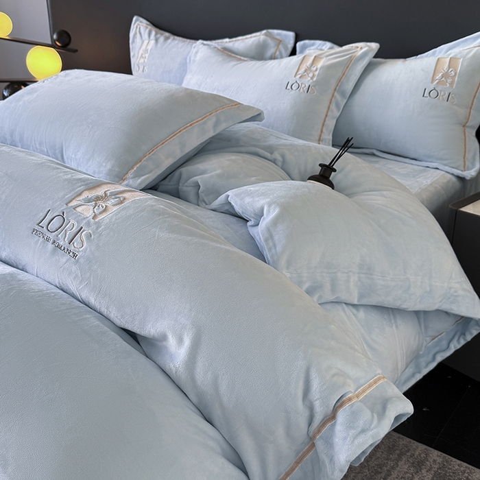 91家纺网 家纺一手货源 找家纺 宅家居 2025新款秋冬轻奢小香风刺绣全消光A类高克重牛奶绒四件套-艾菲尔 艾菲尔-浅蓝