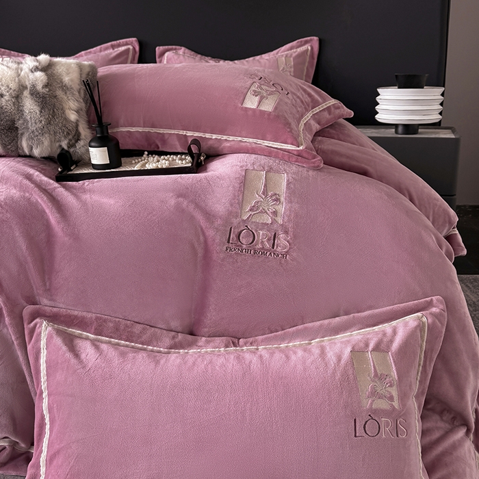 91家纺网 家纺一手货源 找家纺 宅家居 2025新款秋冬轻奢小香风刺绣全消光A类高克重牛奶绒四件套-艾菲尔 艾菲尔-豆沙