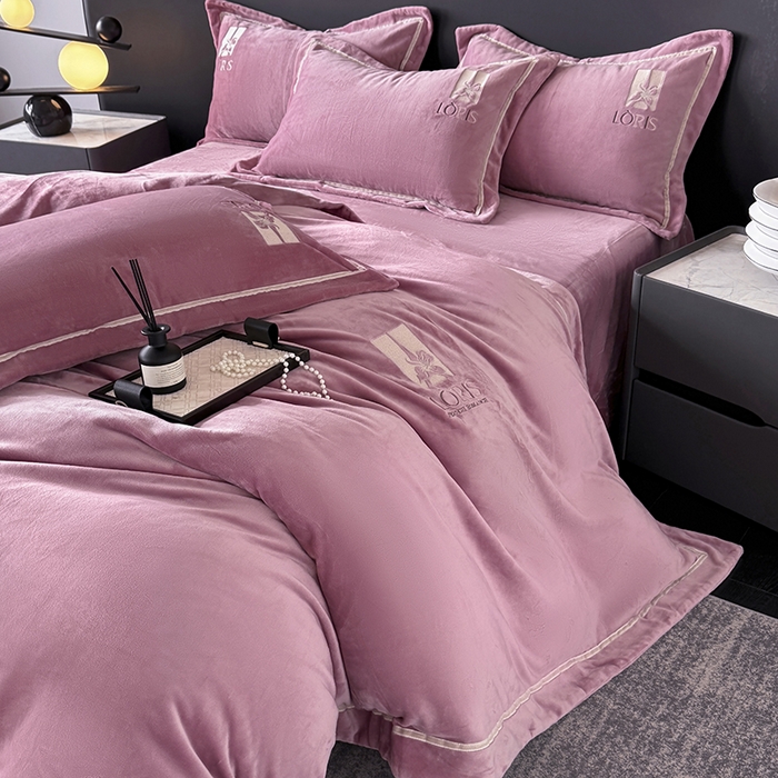 91家纺网 家纺一手货源 找家纺 宅家居 2025新款秋冬轻奢小香风刺绣全消光A类高克重牛奶绒四件套-艾菲尔 艾菲尔-豆沙