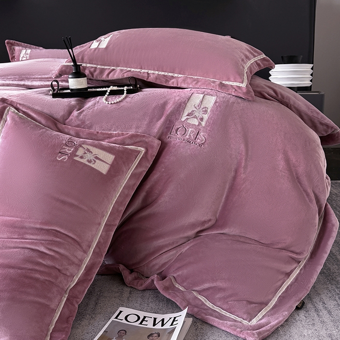 91家纺网 家纺一手货源 找家纺 宅家居 2025新款秋冬轻奢小香风刺绣全消光A类高克重牛奶绒四件套-艾菲尔 艾菲尔-豆沙