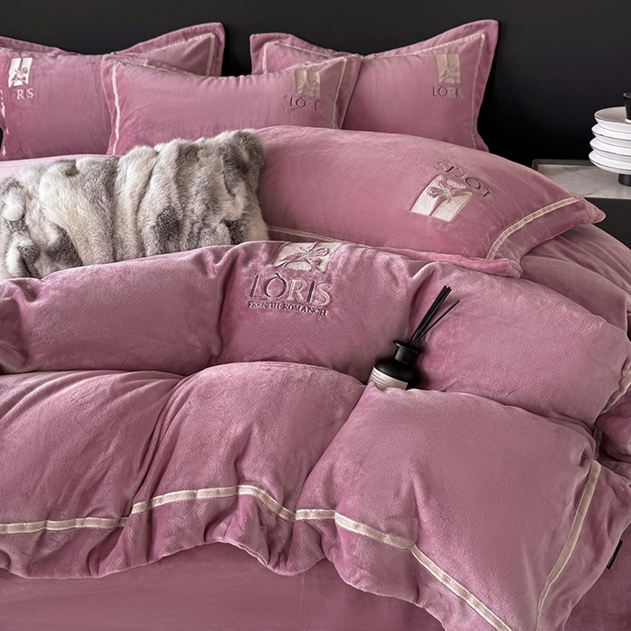 91家纺网 家纺一手货源 找家纺 宅家居 2025新款秋冬轻奢小香风刺绣全消光A类高克重牛奶绒四件套-艾菲尔 艾菲尔-豆沙