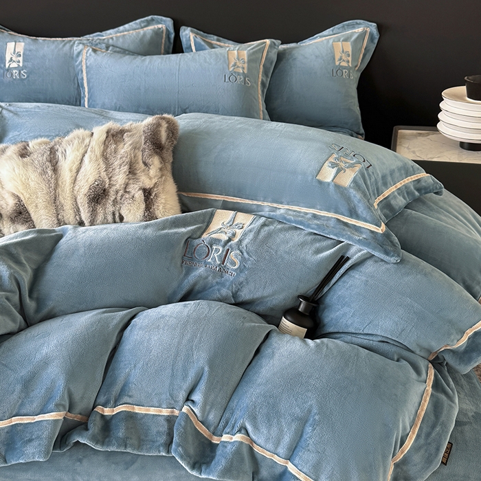 91家纺网 家纺一手货源 找家纺 宅家居 2025新款秋冬轻奢小香风刺绣全消光A类高克重牛奶绒四件套-艾菲尔 艾菲尔-雾蓝