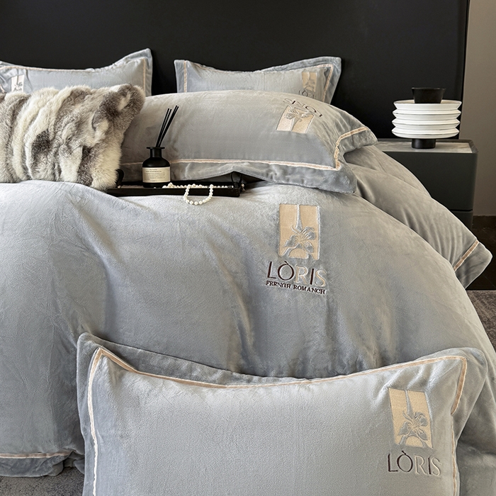 91家纺网 家纺一手货源 找家纺 宅家居 2025新款秋冬轻奢小香风刺绣全消光A类高克重牛奶绒四件套-艾菲尔 艾菲尔-深灰