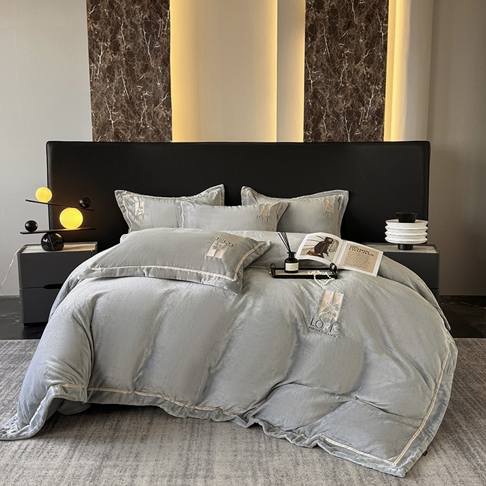 91家纺网 家纺一手货源 找家纺 宅家居 2025新款秋冬轻奢小香风刺绣全消光A类高克重牛奶绒四件套-艾菲尔 艾菲尔-深灰