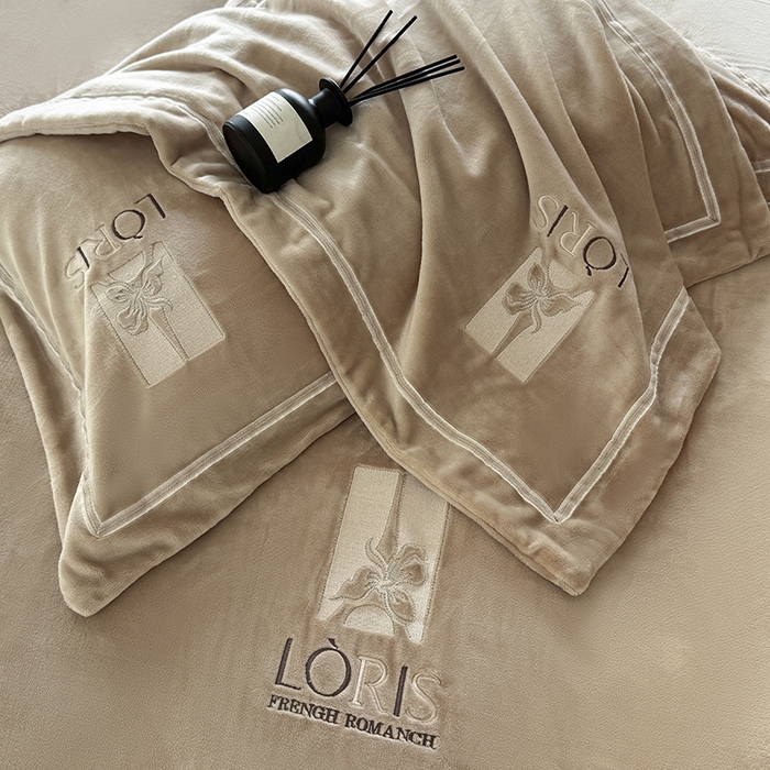 91家纺网 家纺一手货源 找家纺 宅家居 2025新款秋冬轻奢小香风刺绣全消光A类高克重牛奶绒四件套-艾菲尔 艾菲尔-卡其