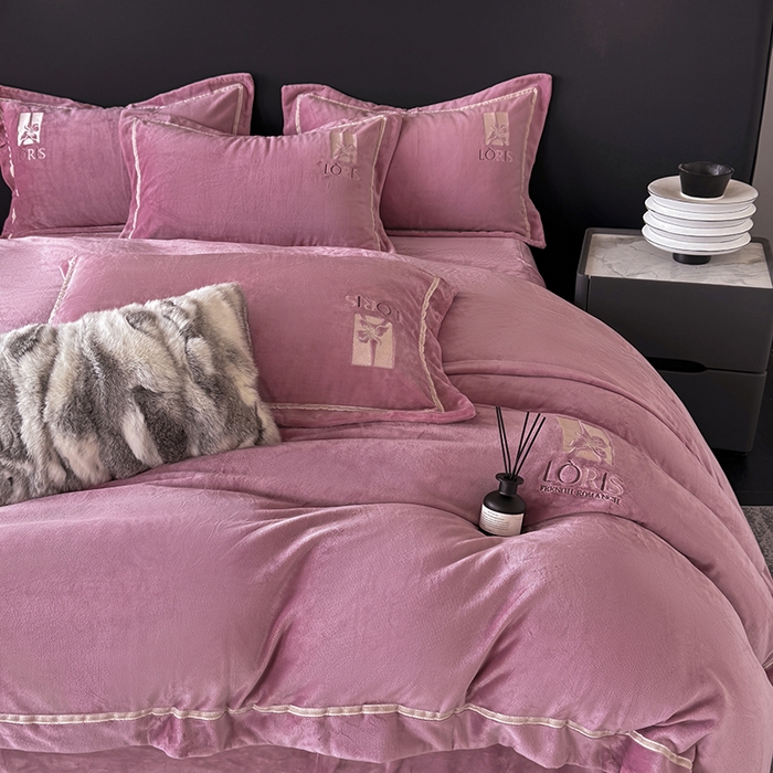 91家纺网 家纺一手货源 找家纺 宅家居 2025新款秋冬轻奢小香风刺绣全消光A类高克重牛奶绒四件套-艾菲尔 艾菲尔-豆沙