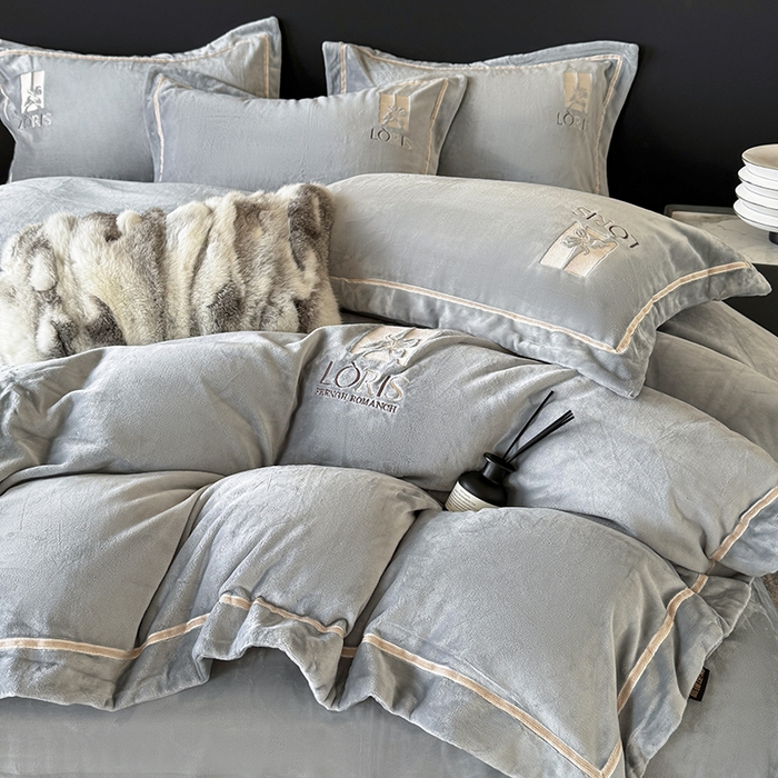 91家纺网 家纺一手货源 找家纺 宅家居 2025新款秋冬轻奢小香风刺绣全消光A类高克重牛奶绒四件套-艾菲尔 艾菲尔-深灰