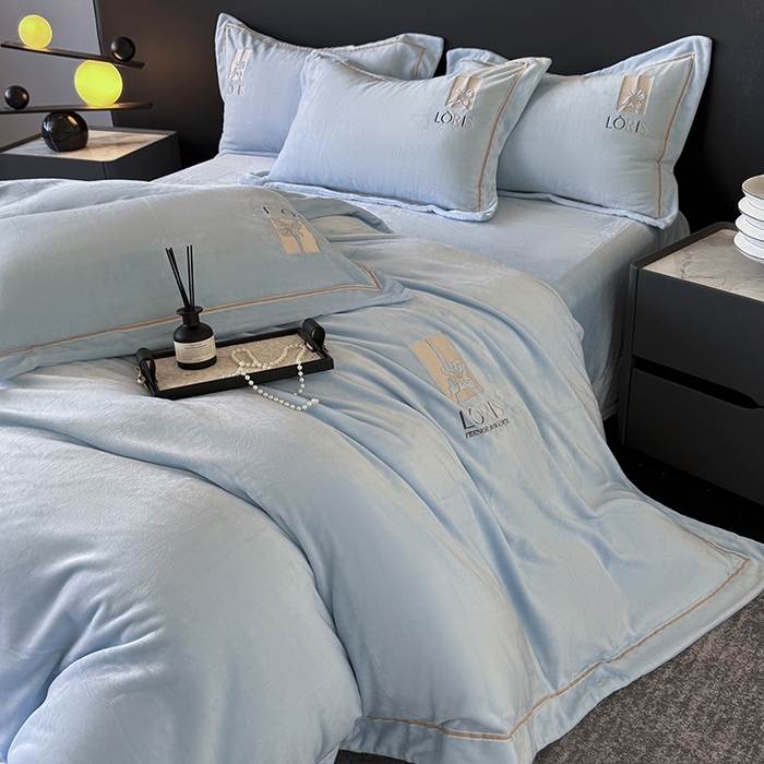 91家纺网 家纺一手货源 找家纺 宅家居 2025新款秋冬轻奢小香风刺绣全消光A类高克重牛奶绒四件套-艾菲尔 艾菲尔-浅蓝