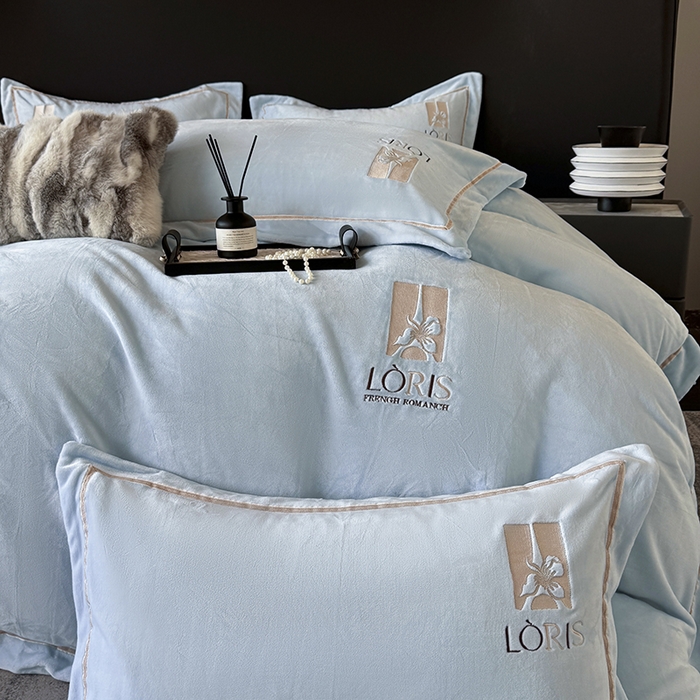 91家纺网 家纺一手货源 找家纺 宅家居 2025新款秋冬轻奢小香风刺绣全消光A类高克重牛奶绒四件套-艾菲尔 艾菲尔-浅蓝
