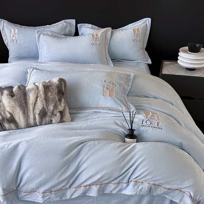 91家纺网 家纺一手货源 找家纺 宅家居 2025新款秋冬轻奢小香风刺绣全消光A类高克重牛奶绒四件套-艾菲尔 艾菲尔-浅蓝