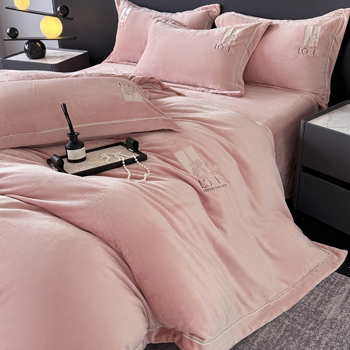 91家纺网 家纺一手货源 找家纺 宅家居 2025新款秋冬轻奢小香风刺绣全消光A类高克重牛奶绒四件套-艾菲尔 艾菲尔-浅玉