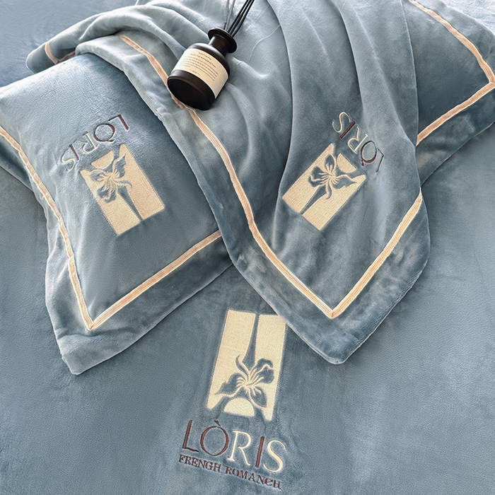 91家纺网 家纺一手货源 找家纺 宅家居 2025新款秋冬轻奢小香风刺绣全消光A类高克重牛奶绒四件套-艾菲尔 艾菲尔-雾蓝