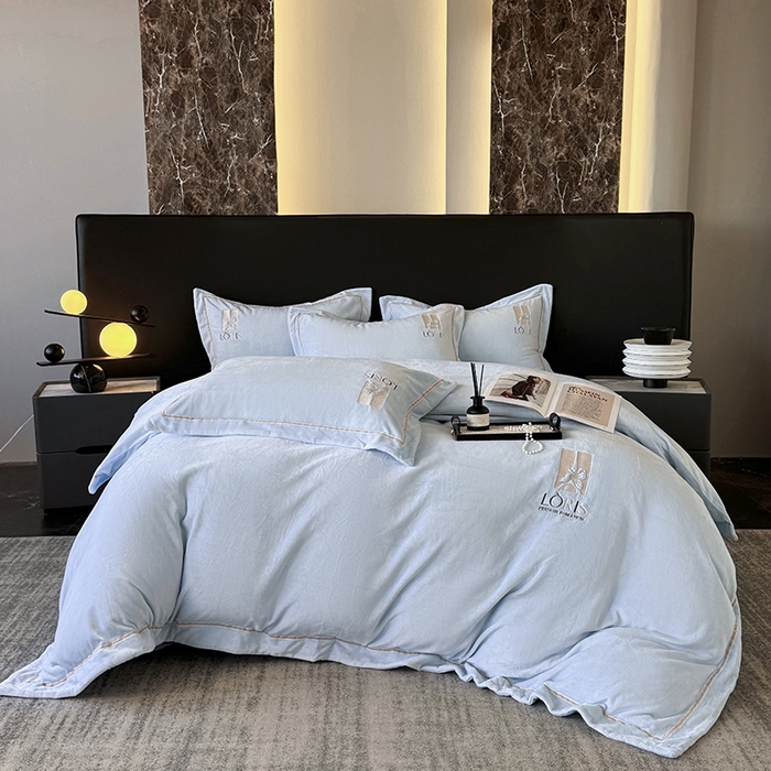 91家纺网 家纺一手货源 找家纺 宅家居 2025新款秋冬轻奢小香风刺绣全消光A类高克重牛奶绒四件套-艾菲尔 艾菲尔-浅蓝