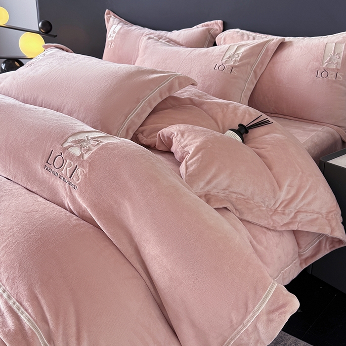 91家纺网 家纺一手货源 找家纺 宅家居 2025新款秋冬轻奢小香风刺绣全消光A类高克重牛奶绒四件套-艾菲尔 艾菲尔-浅玉