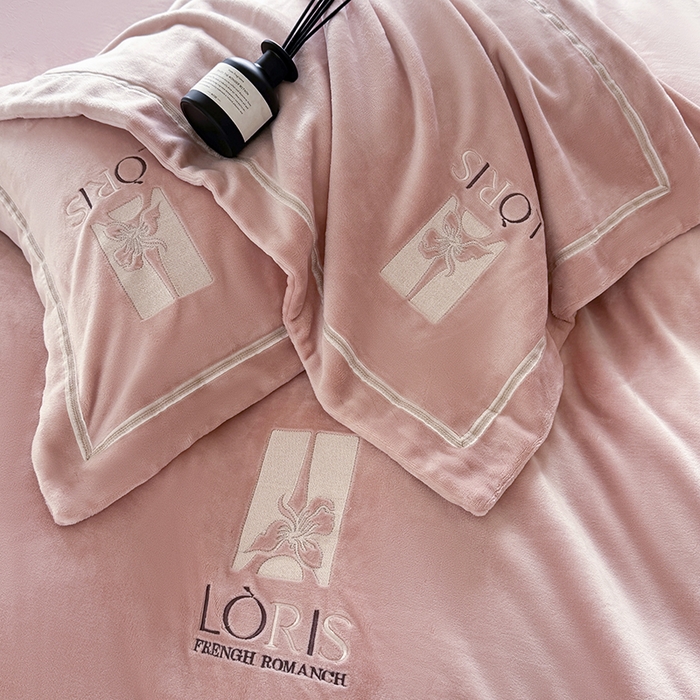 91家纺网 家纺一手货源 找家纺 宅家居 2025新款秋冬轻奢小香风刺绣全消光A类高克重牛奶绒四件套-艾菲尔 艾菲尔-浅玉