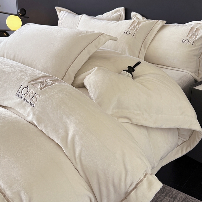 91家纺网 家纺一手货源 找家纺 宅家居 2025新款秋冬轻奢小香风刺绣全消光A类高克重牛奶绒四件套-艾菲尔 艾菲尔-奶白