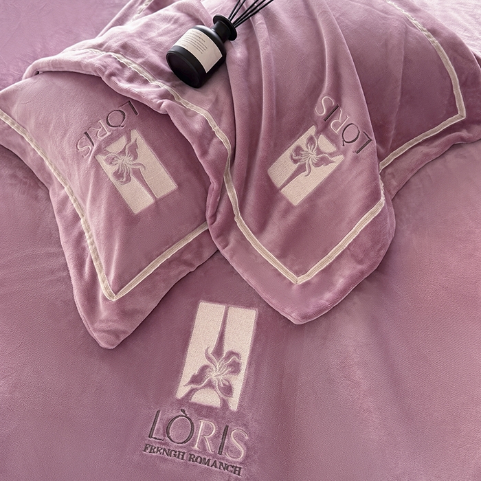 91家纺网 家纺一手货源 找家纺 宅家居 2025新款秋冬轻奢小香风刺绣全消光A类高克重牛奶绒四件套-艾菲尔 艾菲尔-豆沙