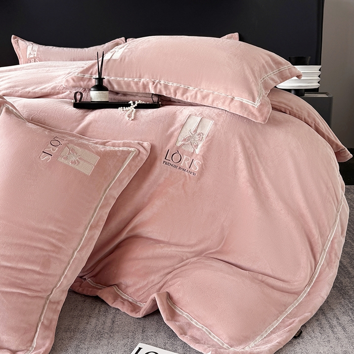 91家纺网 家纺一手货源 找家纺 宅家居 2025新款秋冬轻奢小香风刺绣全消光A类高克重牛奶绒四件套-艾菲尔 艾菲尔-浅玉