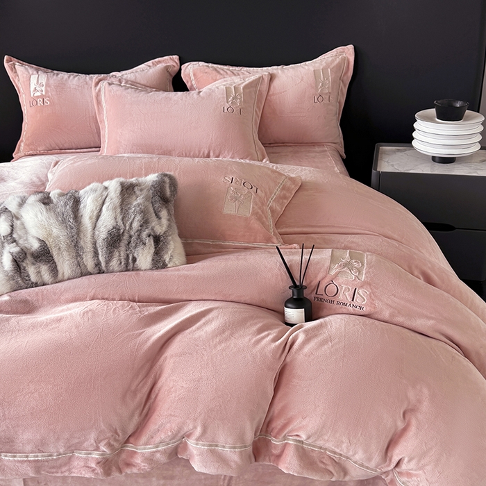 91家纺网 家纺一手货源 找家纺 宅家居 2025新款秋冬轻奢小香风刺绣全消光A类高克重牛奶绒四件套-艾菲尔 艾菲尔-浅玉