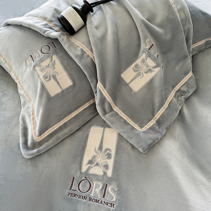 91家纺网 家纺一手货源 找家纺 宅家居 2025新款秋冬轻奢小香风刺绣全消光A类高克重牛奶绒四件套-艾菲尔 艾菲尔-深灰