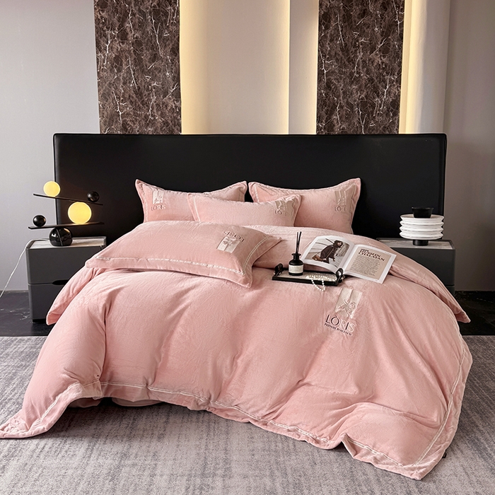 91家纺网 家纺一手货源 找家纺 宅家居 2025新款秋冬轻奢小香风刺绣全消光A类高克重牛奶绒四件套-艾菲尔 艾菲尔-浅玉