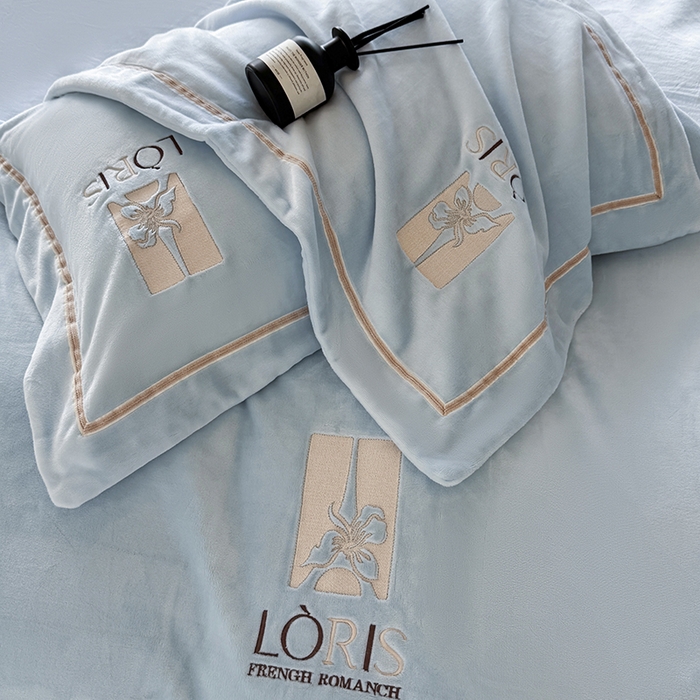 91家纺网 家纺一手货源 找家纺 宅家居 2025新款秋冬轻奢小香风刺绣全消光A类高克重牛奶绒四件套-艾菲尔 艾菲尔-浅蓝