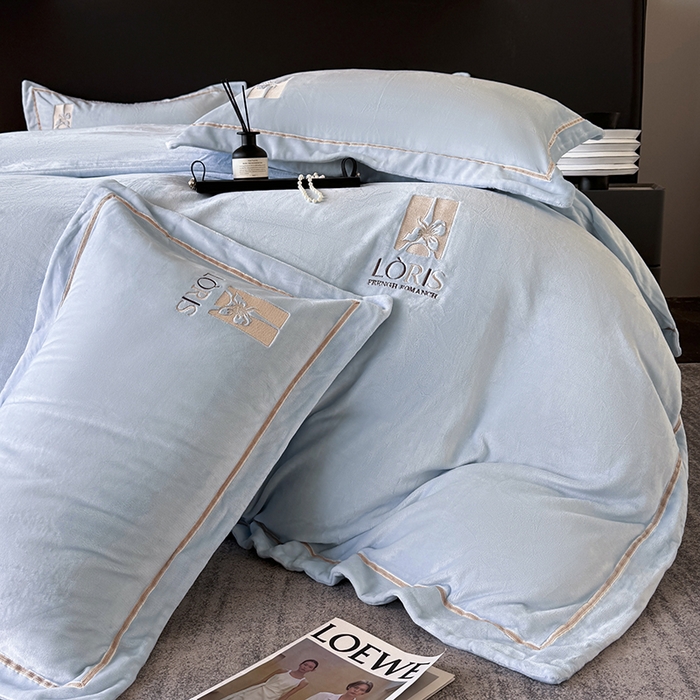 91家纺网 家纺一手货源 找家纺 宅家居 2025新款秋冬轻奢小香风刺绣全消光A类高克重牛奶绒四件套-艾菲尔 艾菲尔-浅蓝