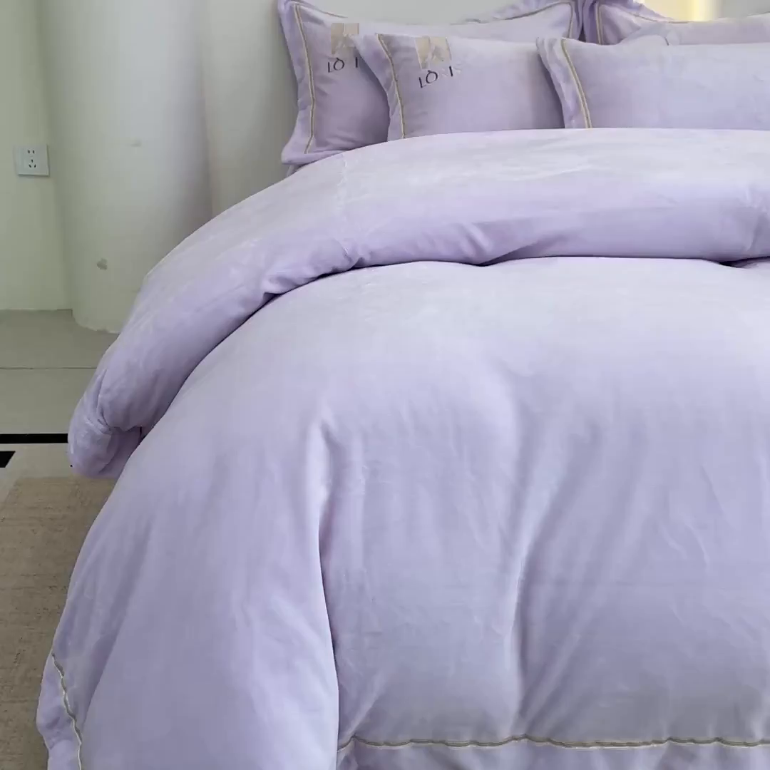 91家纺网 家纺一手货源 找家纺 宅家居 2025新款秋冬轻奢小香风刺绣全消光A类高克重牛奶绒四件套-艾菲尔 艾菲尔-浅紫