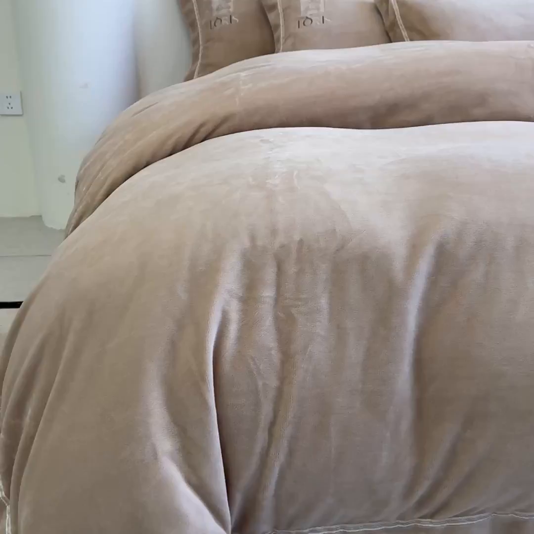 91家纺网 家纺一手货源 找家纺 宅家居 2025新款秋冬轻奢小香风刺绣全消光A类高克重牛奶绒四件套-艾菲尔 艾菲尔-卡其