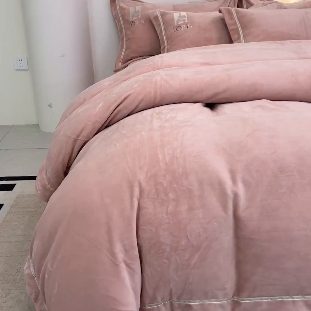 91家纺网 家纺一手货源 找家纺 宅家居 2025新款秋冬轻奢小香风刺绣全消光A类高克重牛奶绒四件套-艾菲尔 艾菲尔-浅玉